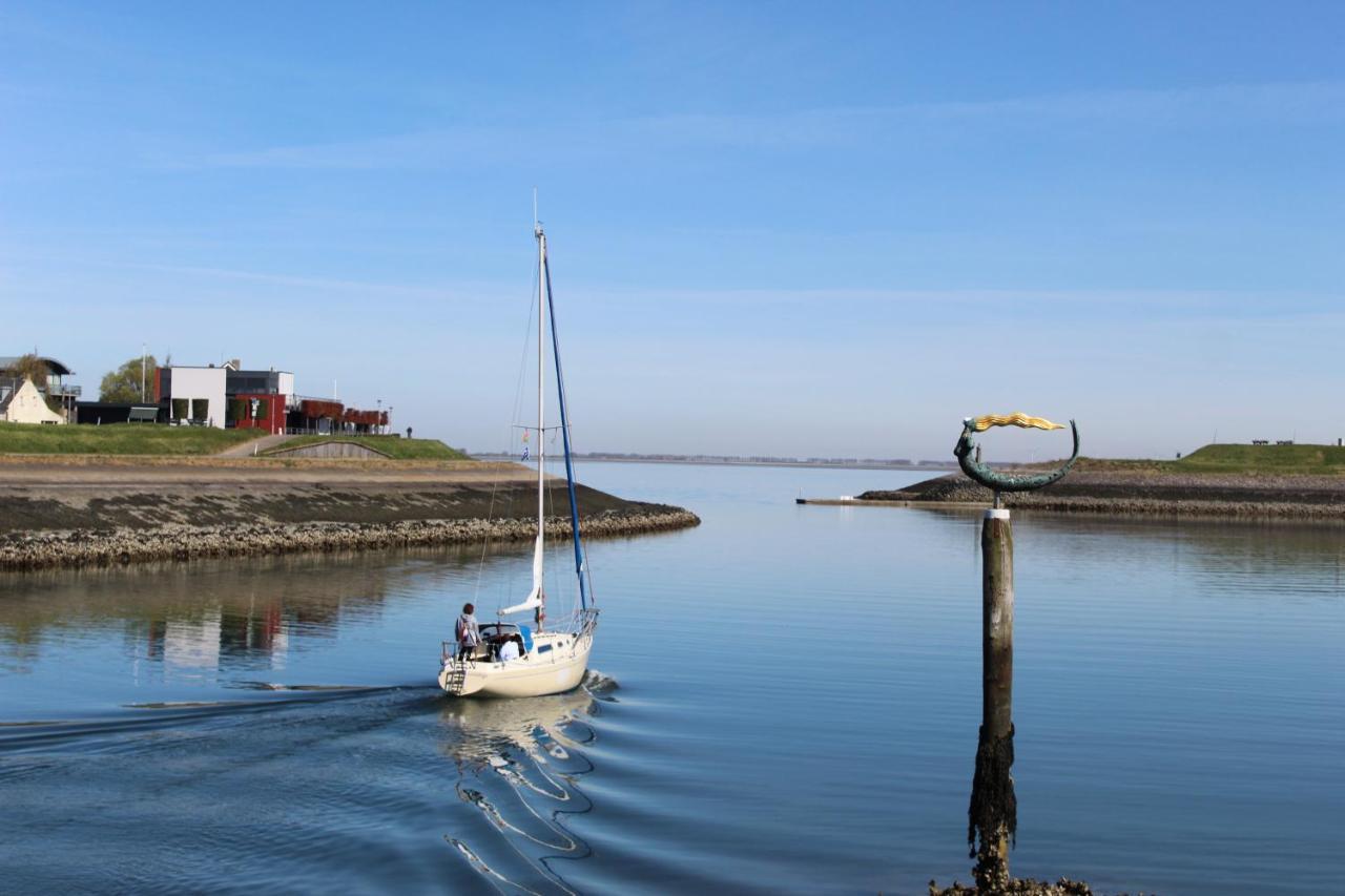 Tweepersoonskamer met uitzicht op de haven