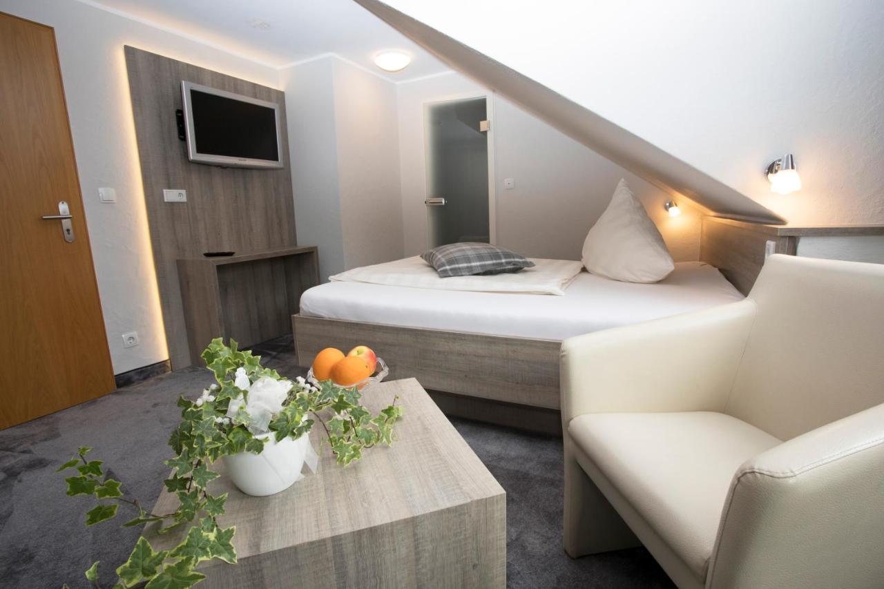 Budget Double Room - Souterrain / Top Storey - Location Guesthouse