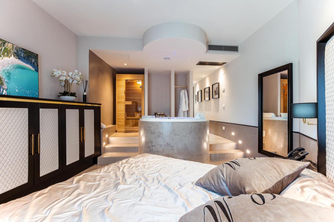 Family Suite Spa Bath