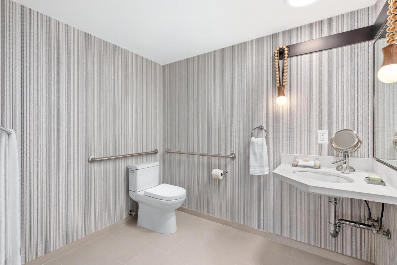 Chambre Lit King-Size avec Douche Accessible en Fauteuil Roulant - Adaptée aux Personnes à Mobilité Réduite