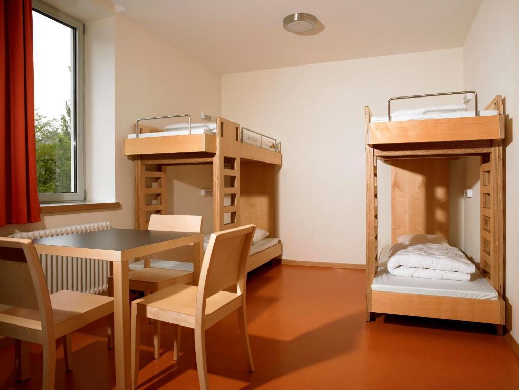 Einzelbett im Männerschlafsaal