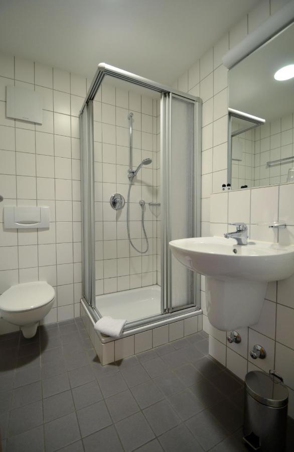 Doppel-/Zweibettzimmer mit Dusche