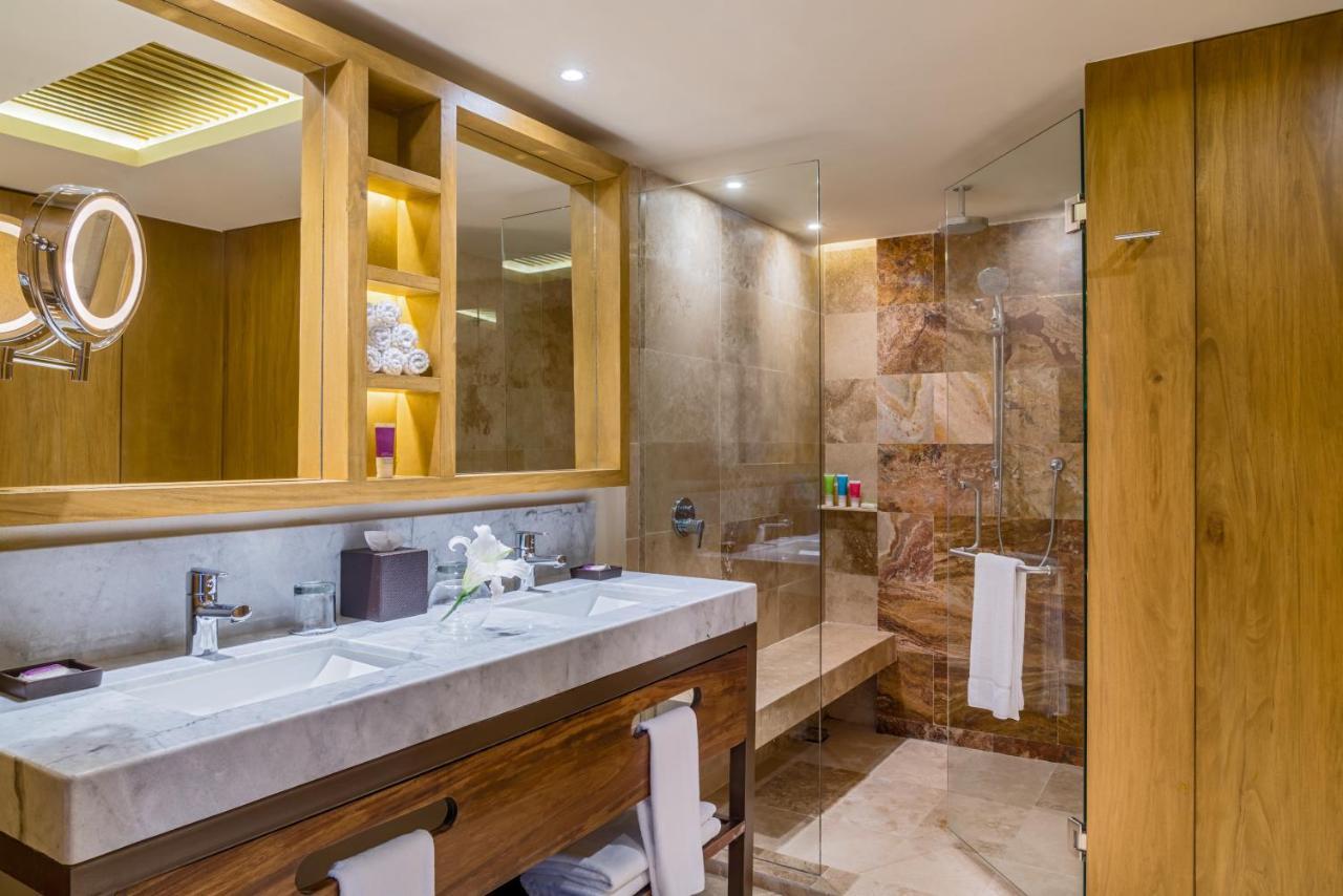 Club King Room with Hot Tub - Oceanfront
