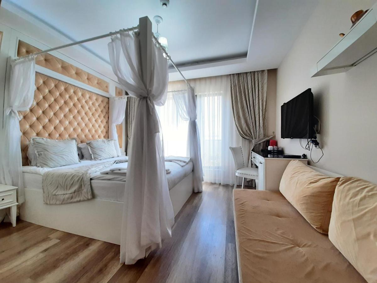 Deluxe Family Room (2 Adults + 1 Child)