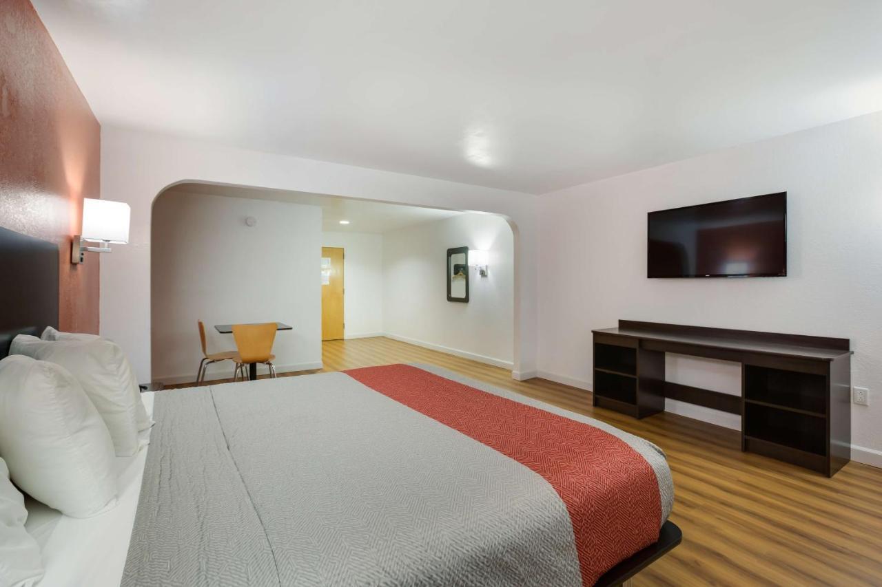 Queen Room Two Queen Beds Smoking