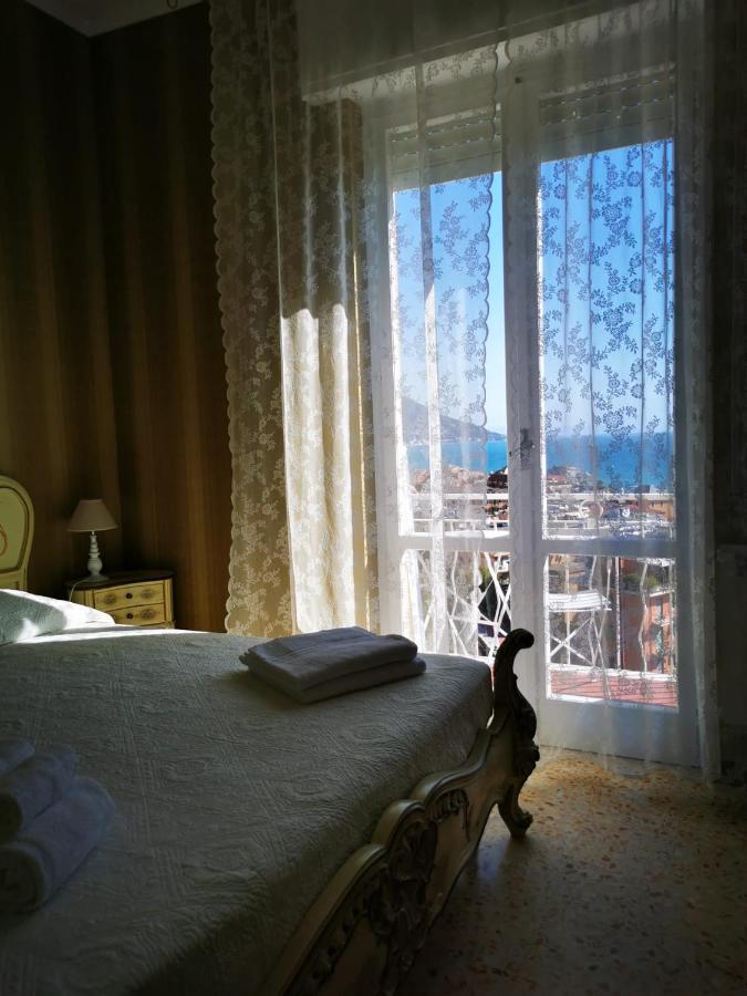 Camera Matrimoniale con Balcone e Vista Mare