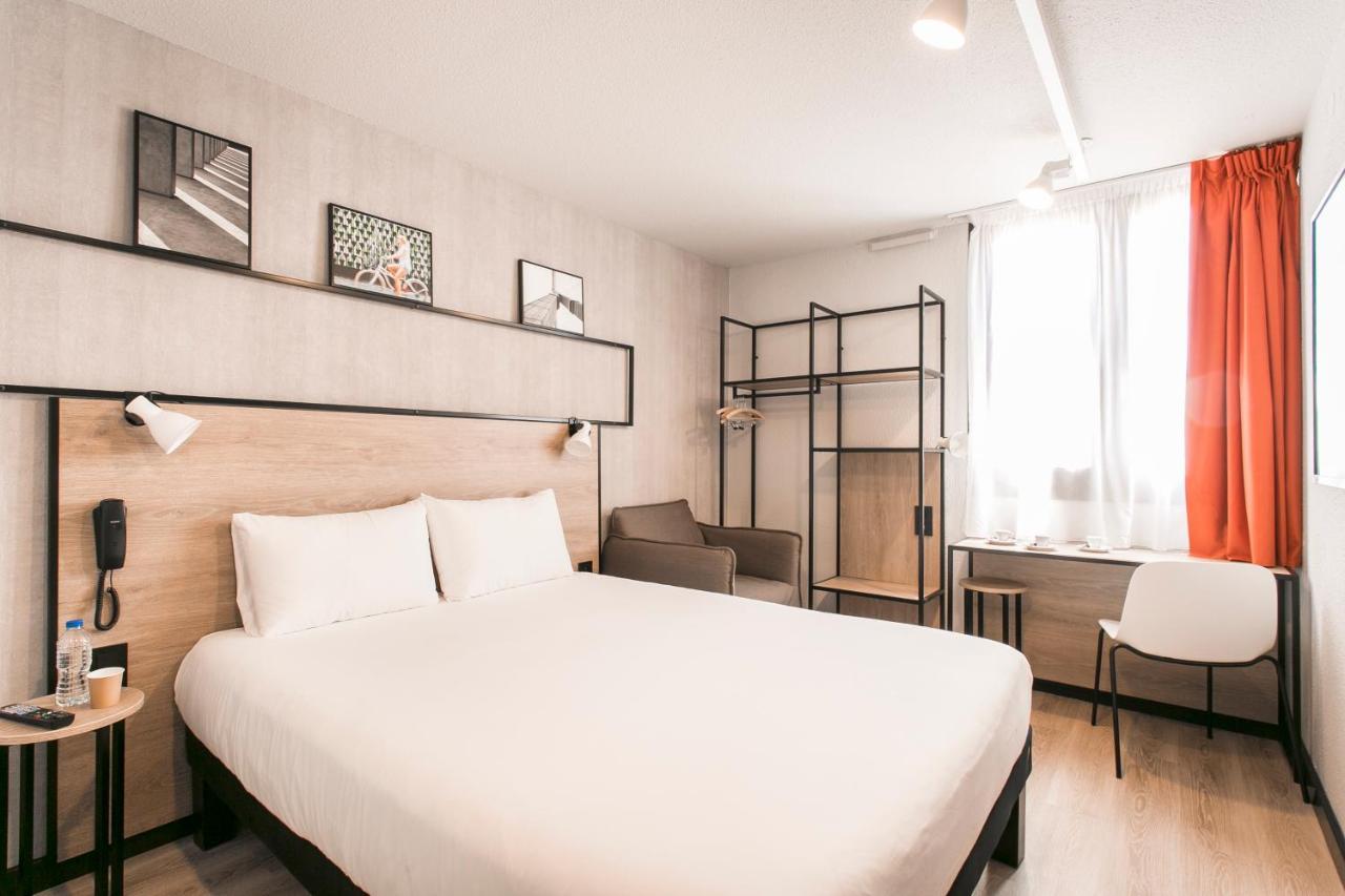 Standaard Kamer met een tweepersoonsbed en een slaapbank