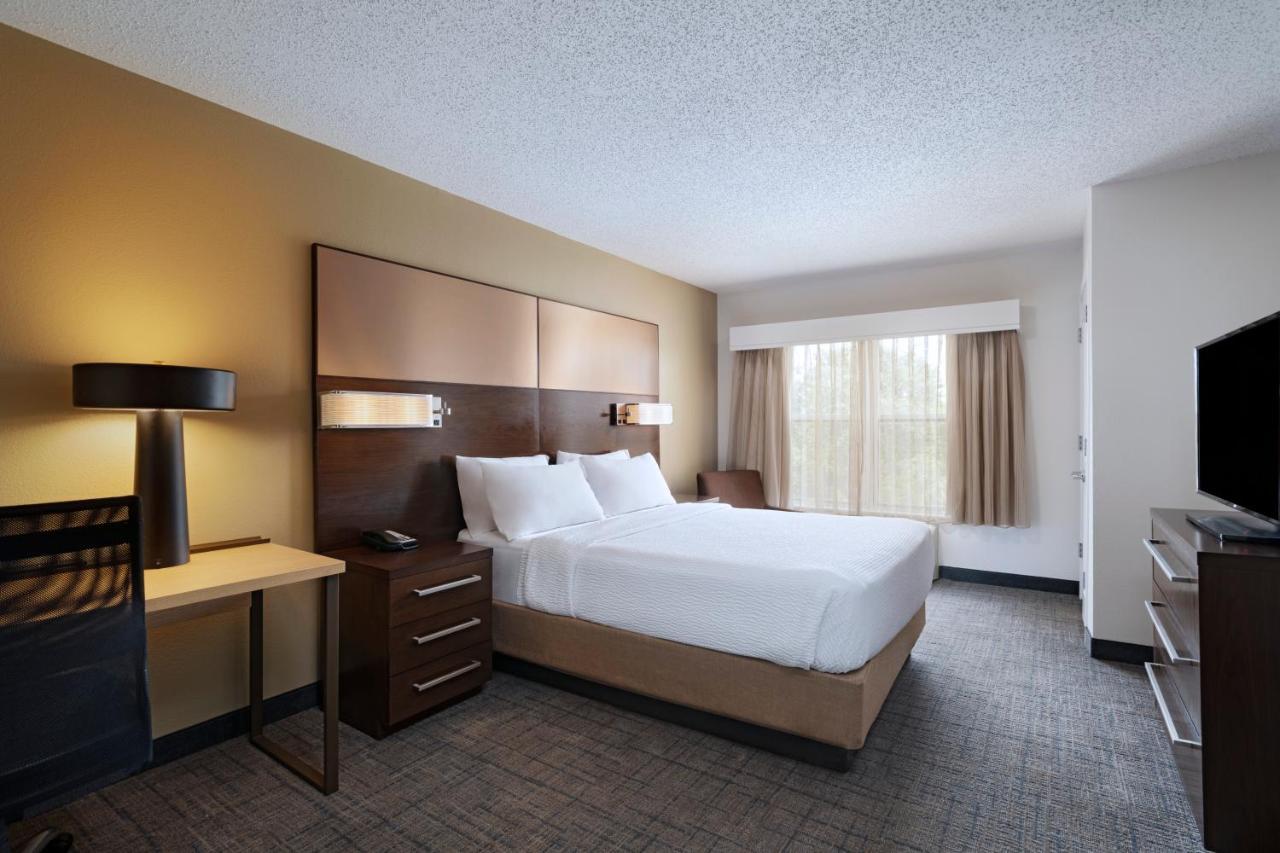 One-Bedroom Smaller Queen Suite