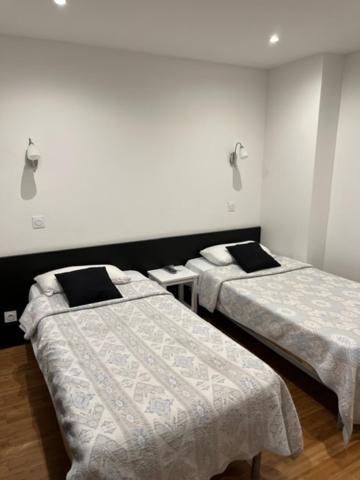 Quarto com 2 Camas de Solteiro e Banheiro Privativo