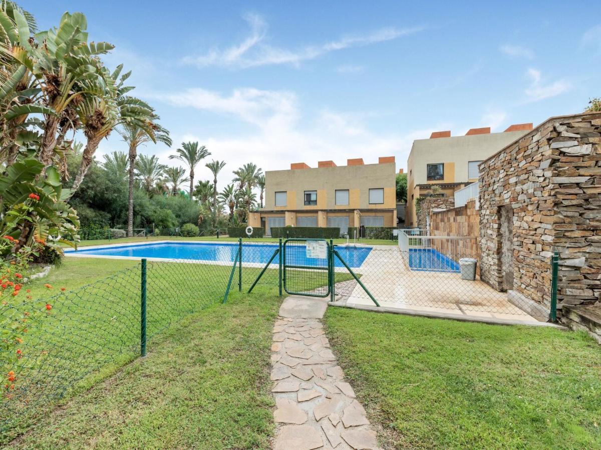 Echoes Suite with private outdoor heated plunge pool- semi outdoor hot tub and Caldera View