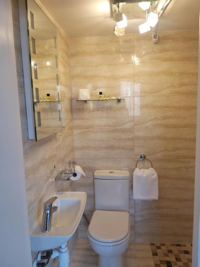 Small Double Room Ensuite Top Floor
