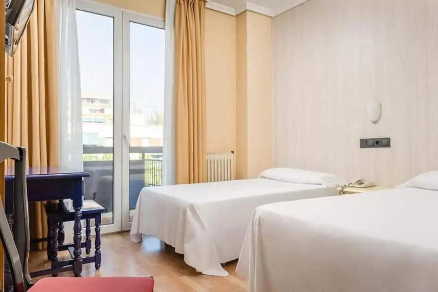 Tweepersoonskamer met 2 Aparte Bedden
