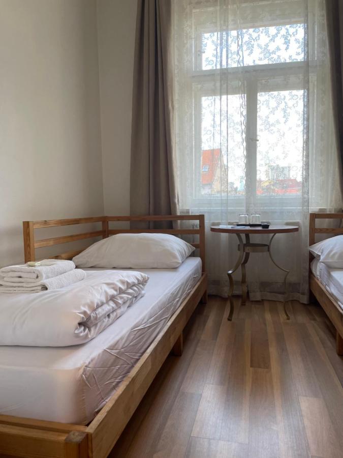 Chambre Lits Jumeaux avec Salle de Bains Commune