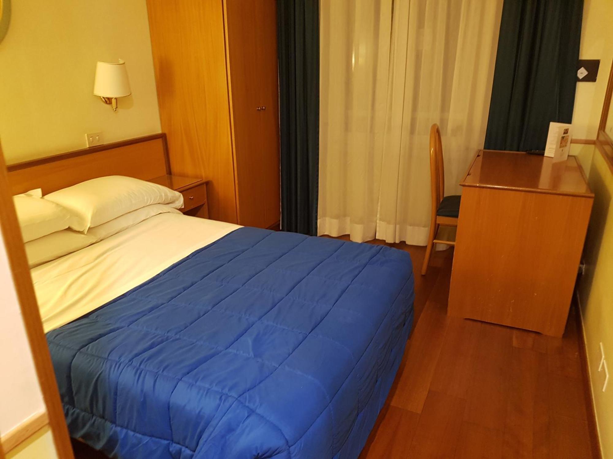 Quarto Duplo Económico com Cama de Casal