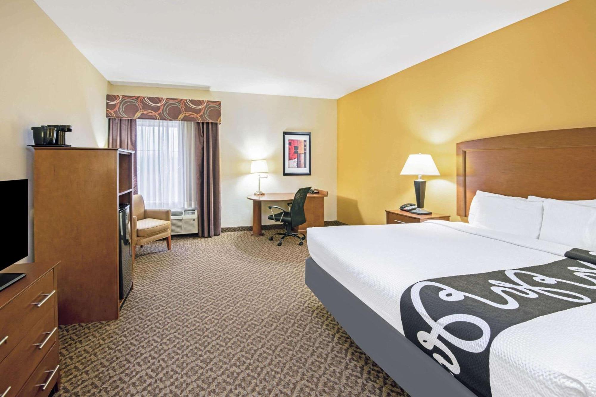 Deluxe King Room with Mobility/Hearing Impaired Access - Non-Smoking