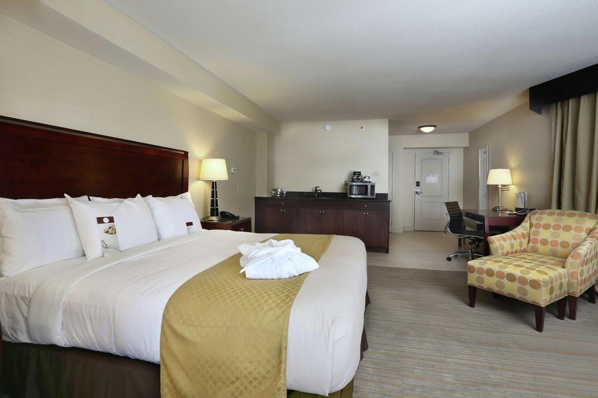 Deluxe King Corner Room with Mountain View