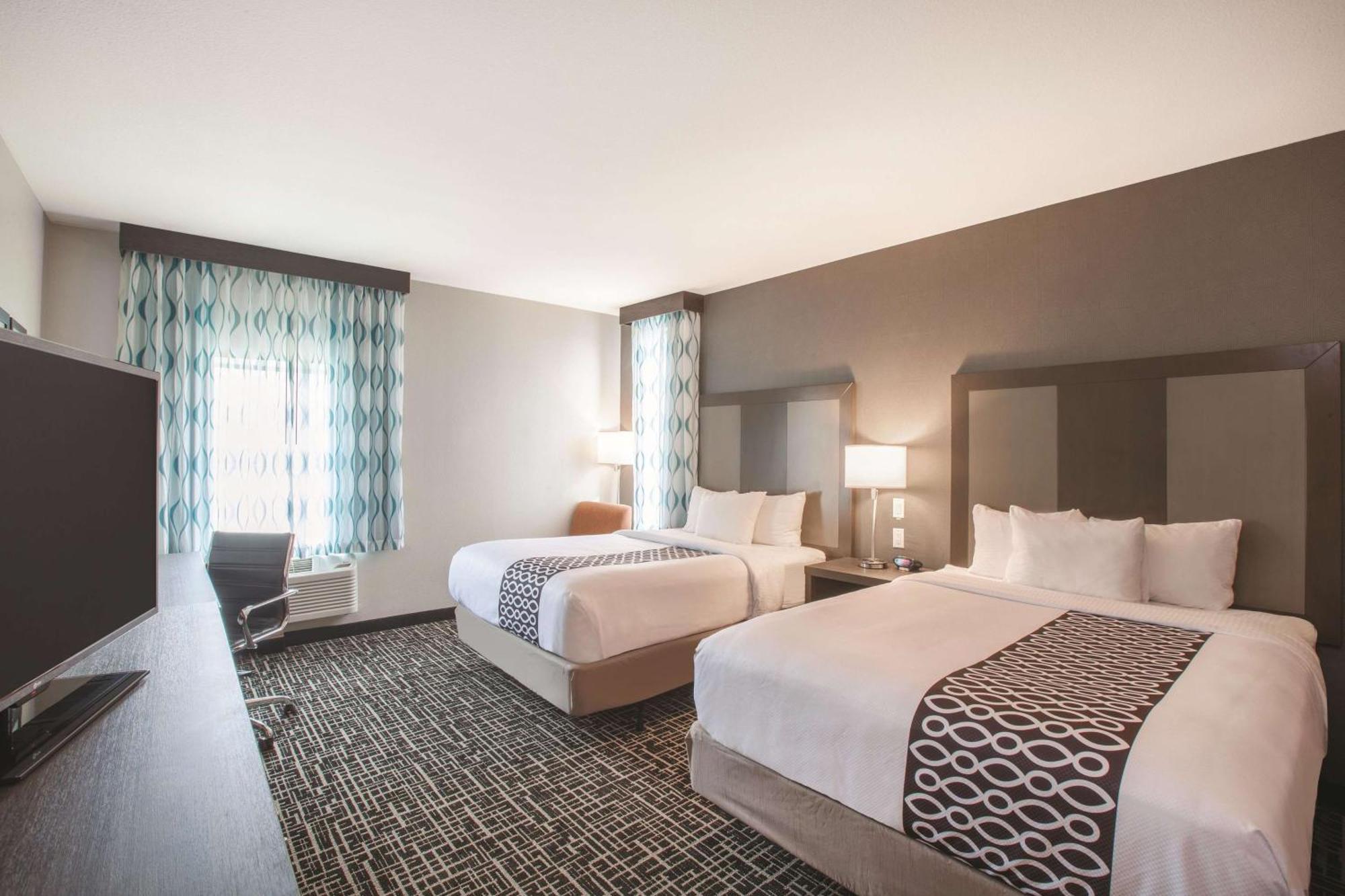 Queen Room with Two Queen Beds and Bath Tub - Mobility/Hearing Accessible - Non-Smoking