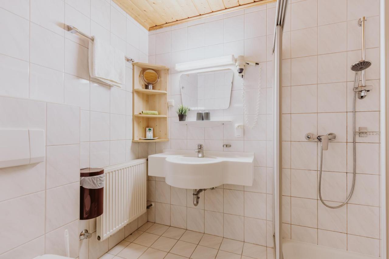 Budget Doppelzimmer mit Balkon und Straßenblick
