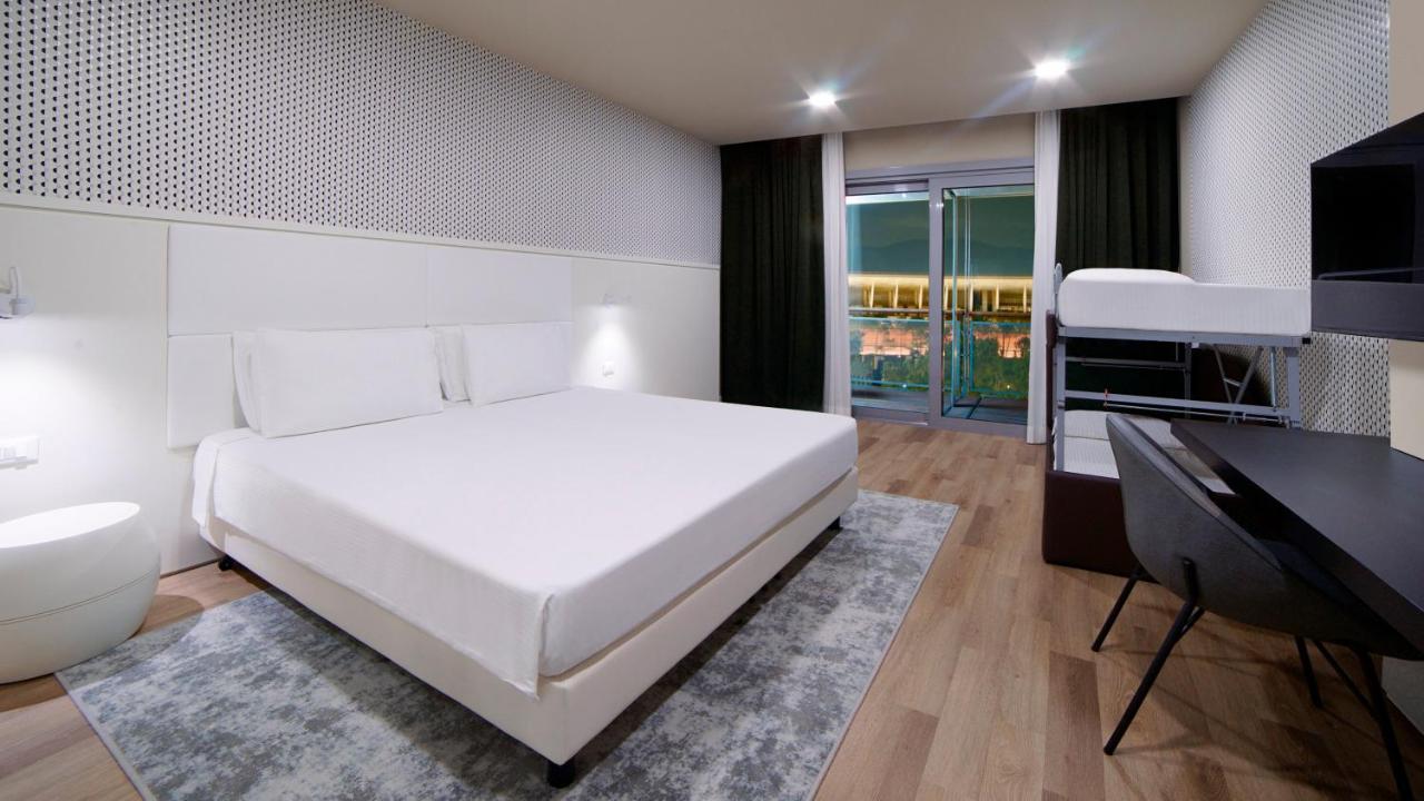 Premium King Room with Sofa Bed and Square View