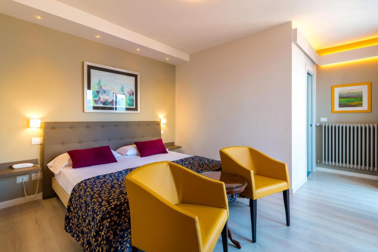 Suite with Balcony and Lake View