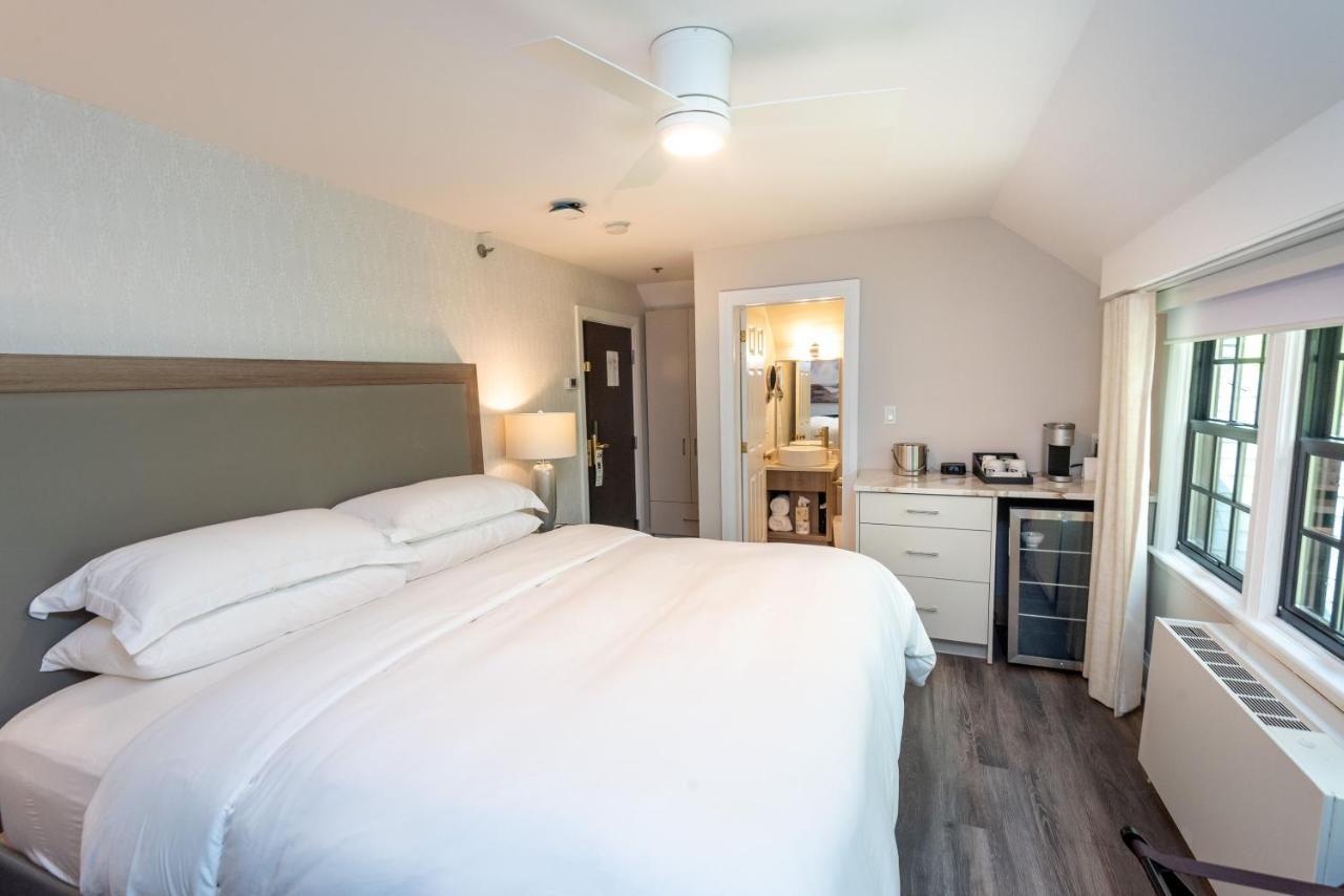 Junior Queen Room