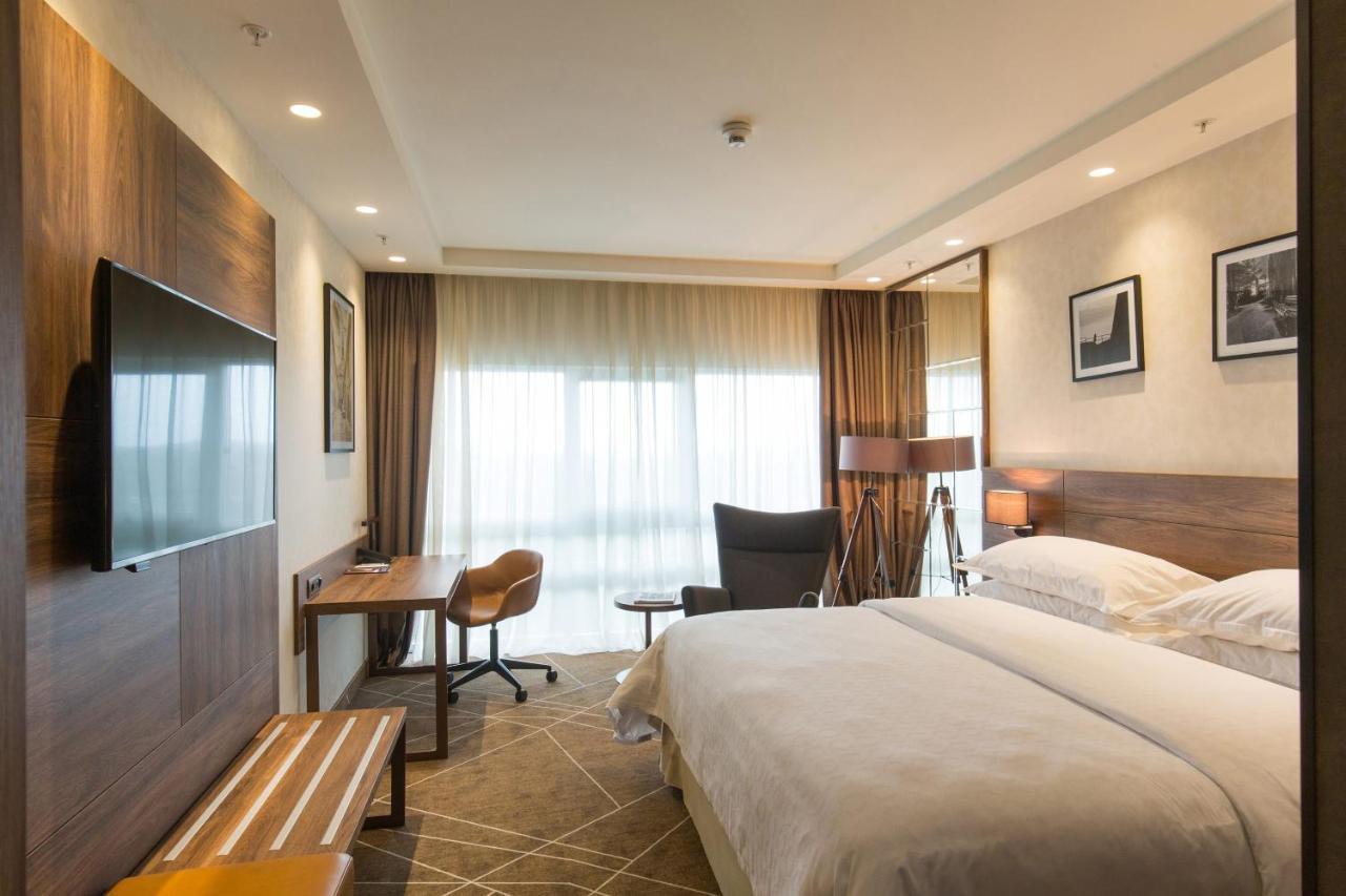 Superior Guest Room Guest room 1 King City view
