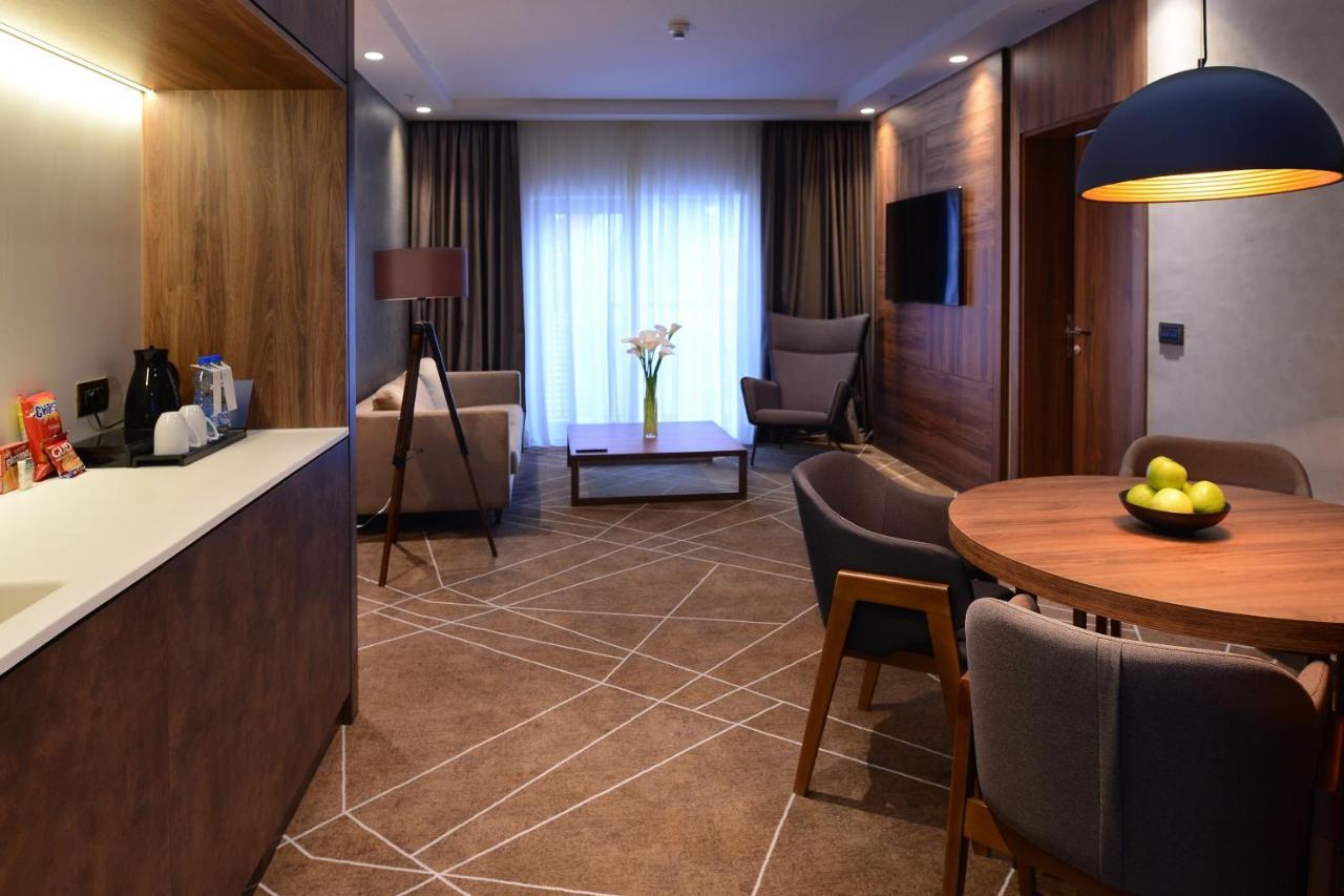 Club Junior Suite Signature Club Lounge lounge access