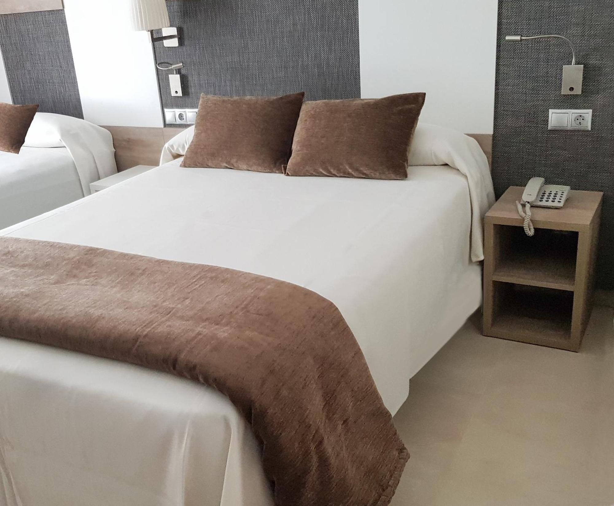 Standard Quadruple Room,1431873037:JPEG