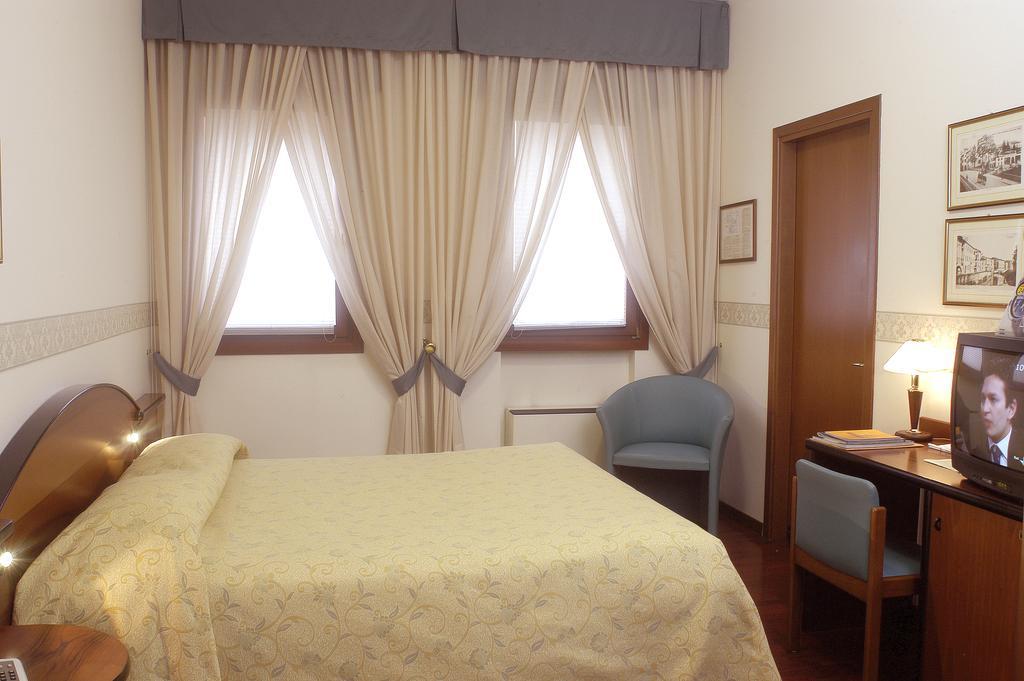 Standard Double Room,705346861:JPEG