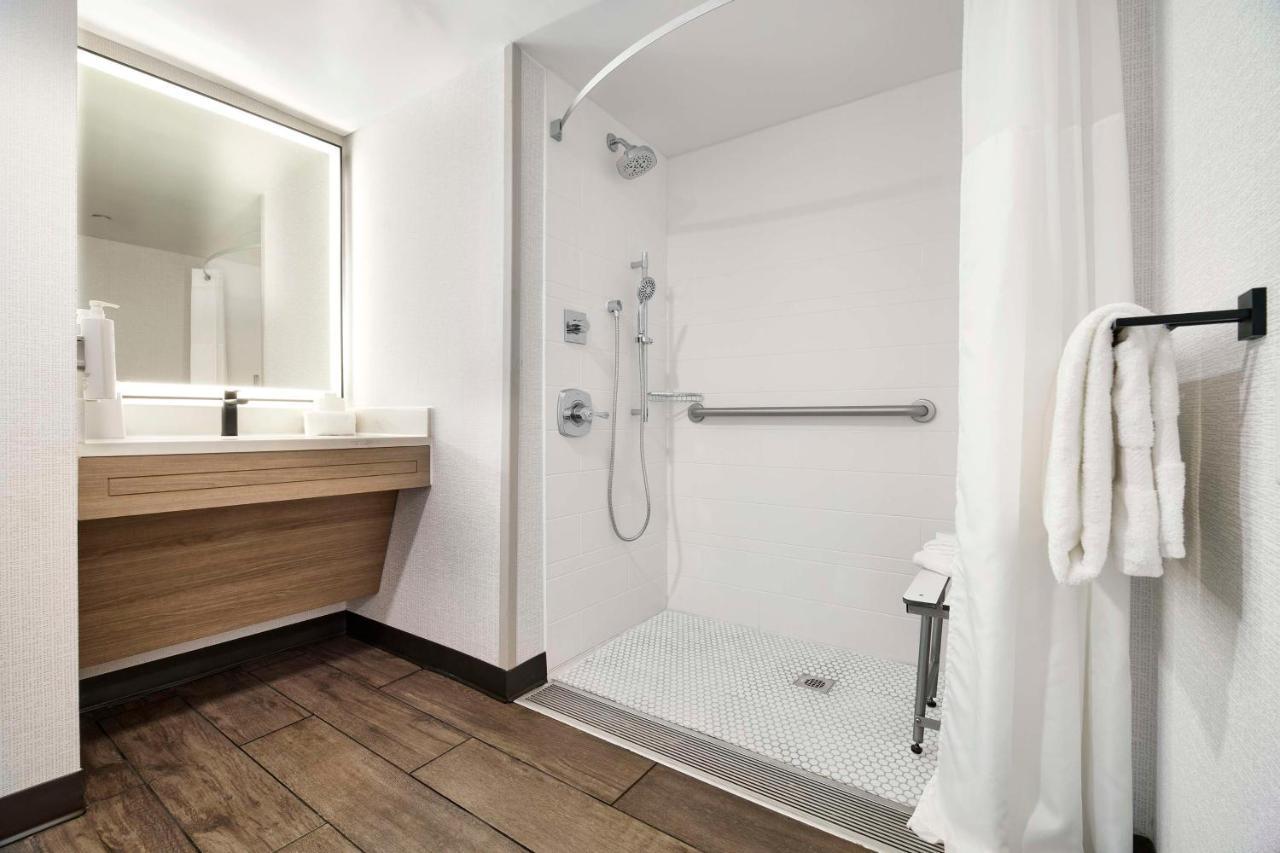Zimmer mit Queensize-Bett und ebenerdiger Dusche - barrierefrei