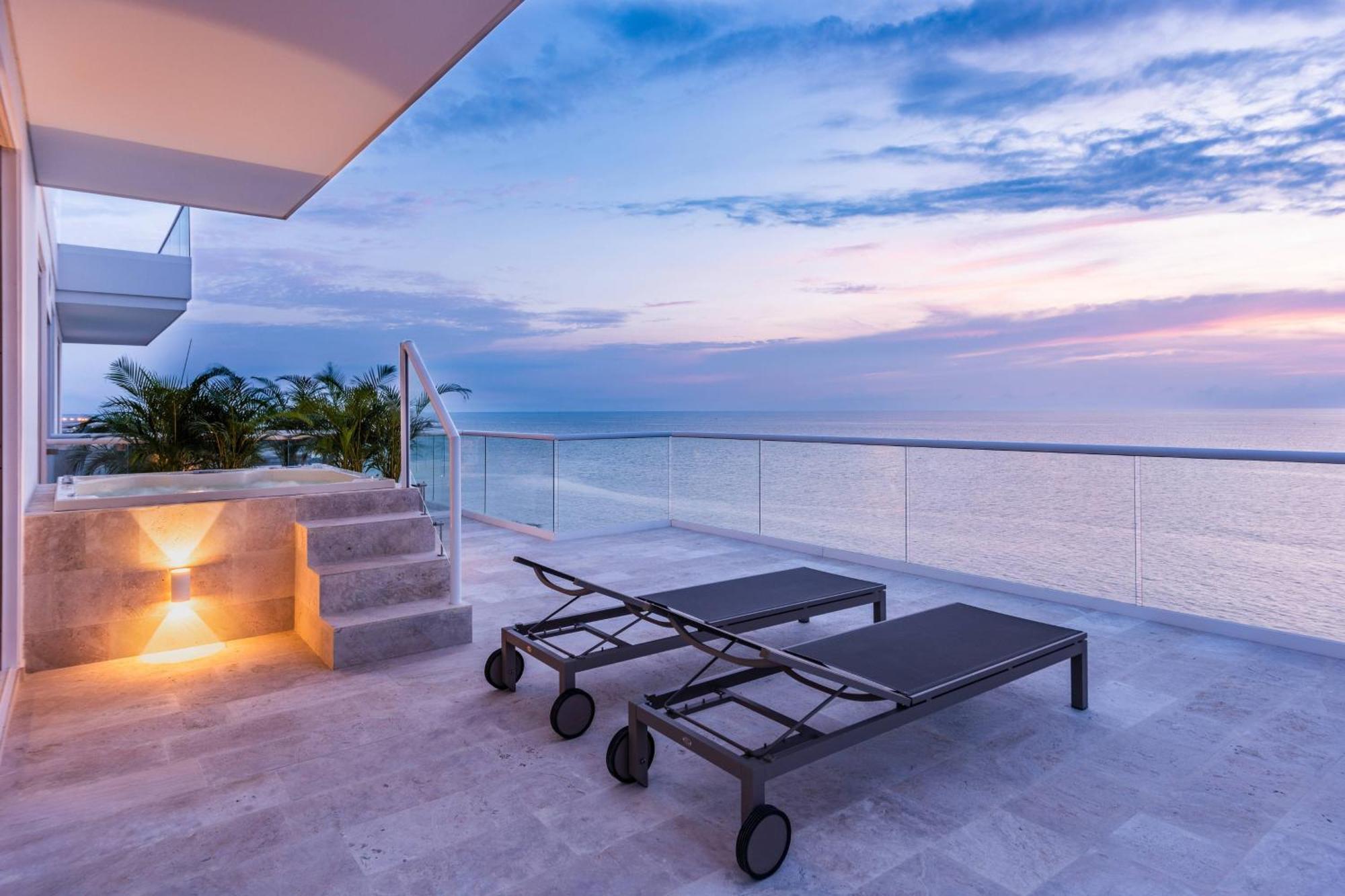 1 Bedroom Suite, 1 King, Sofa bed, Oceanfront, Whirlpool