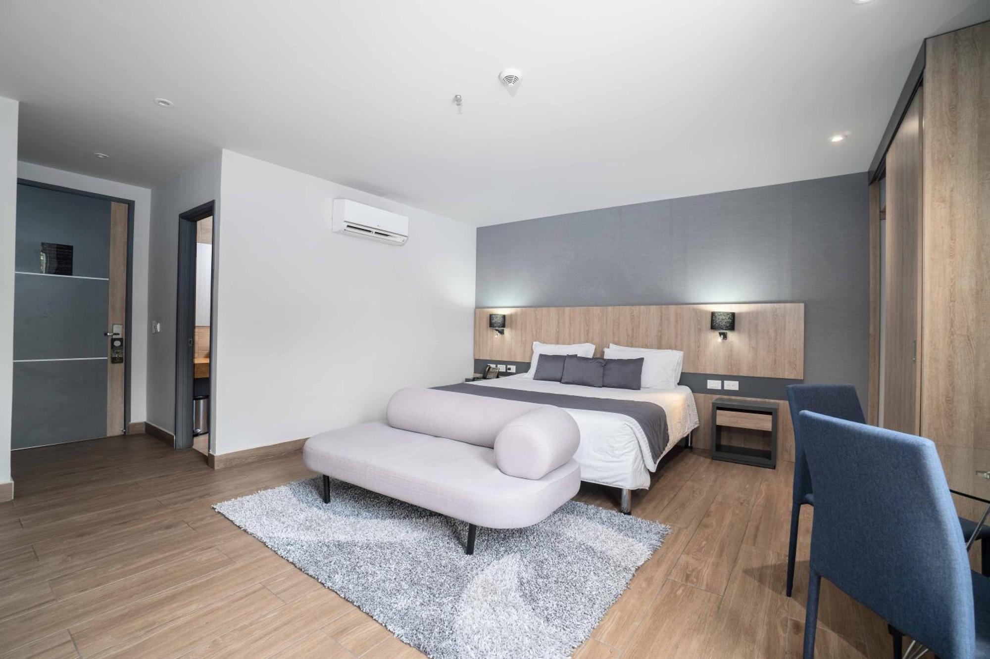 Habitación con cama extragrande.
