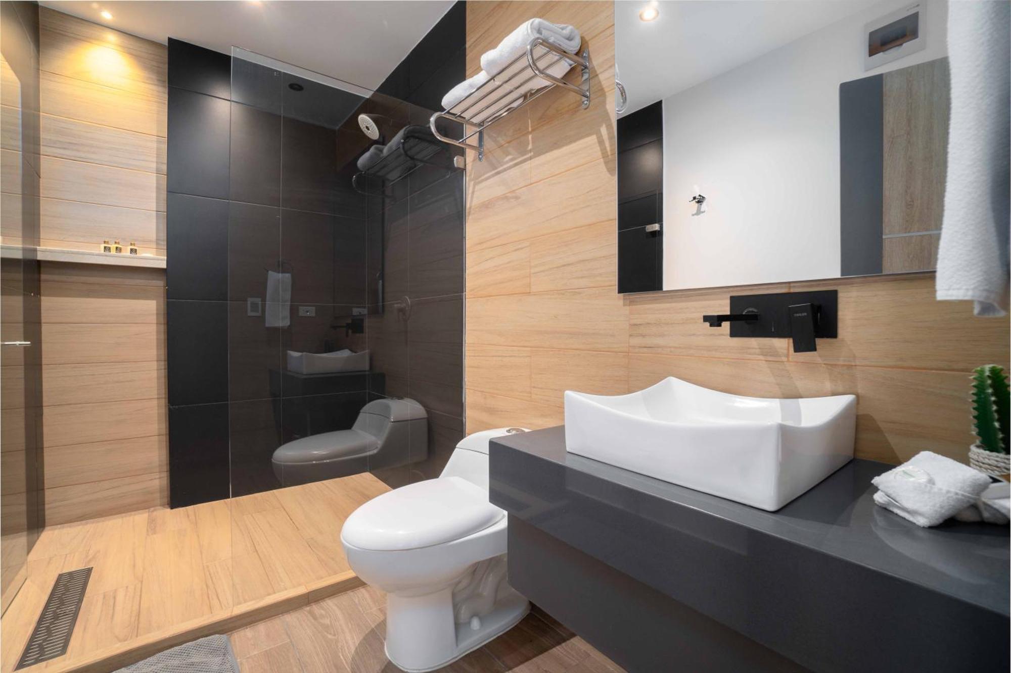 Habitación con cama grande