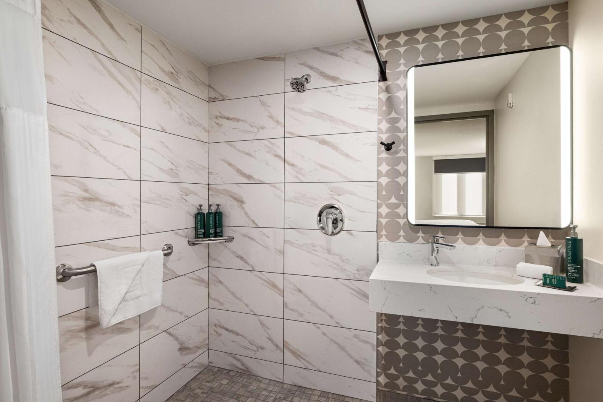 Chambre Lit King-Size avec Douche Accessible en Fauteuil Roulant - Adaptée aux Personnes à Mobilité Réduite/Malentendantes