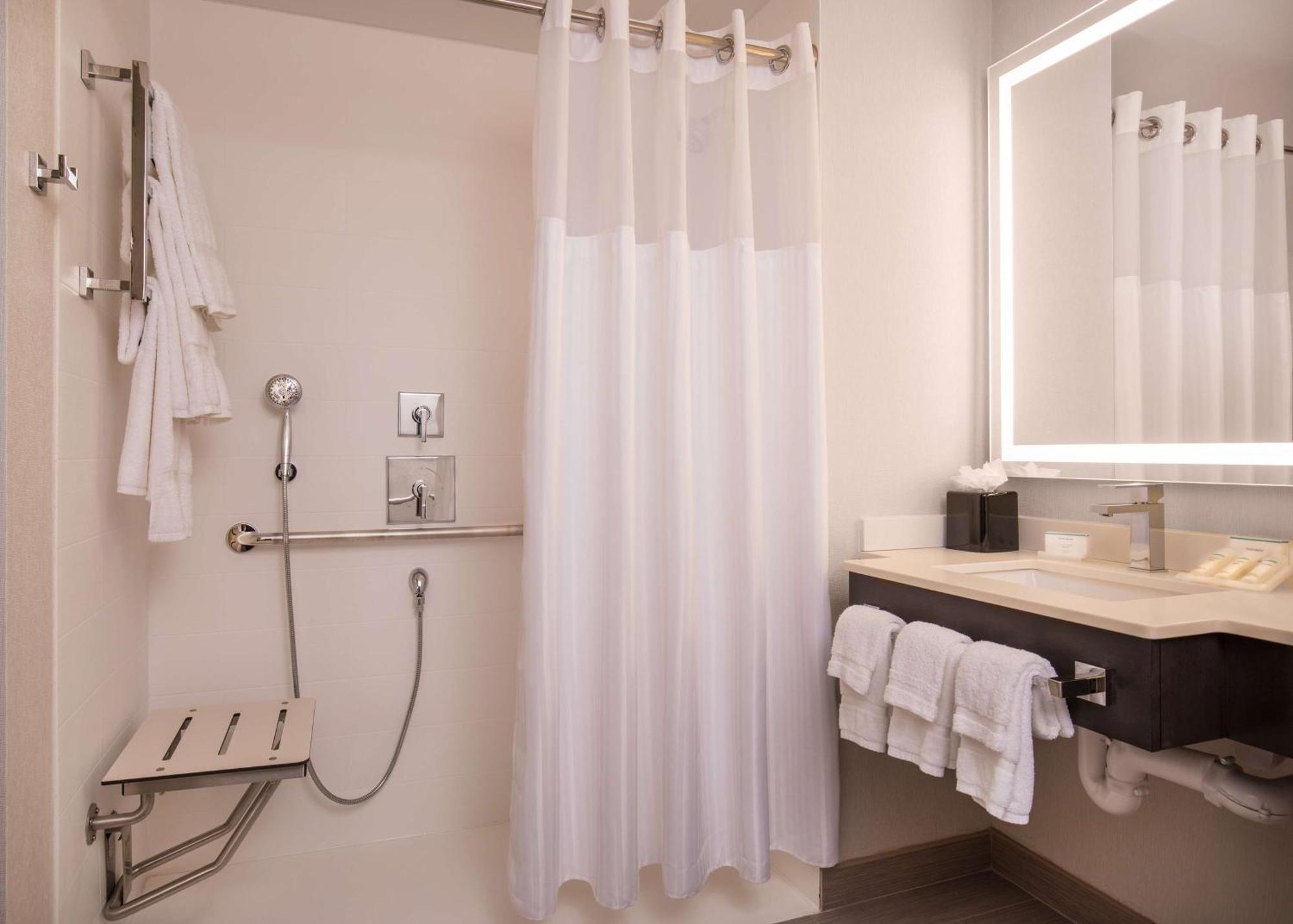 Zimmer mit Kingsize-Bett und ebenerdiger Dusche - barrierefrei