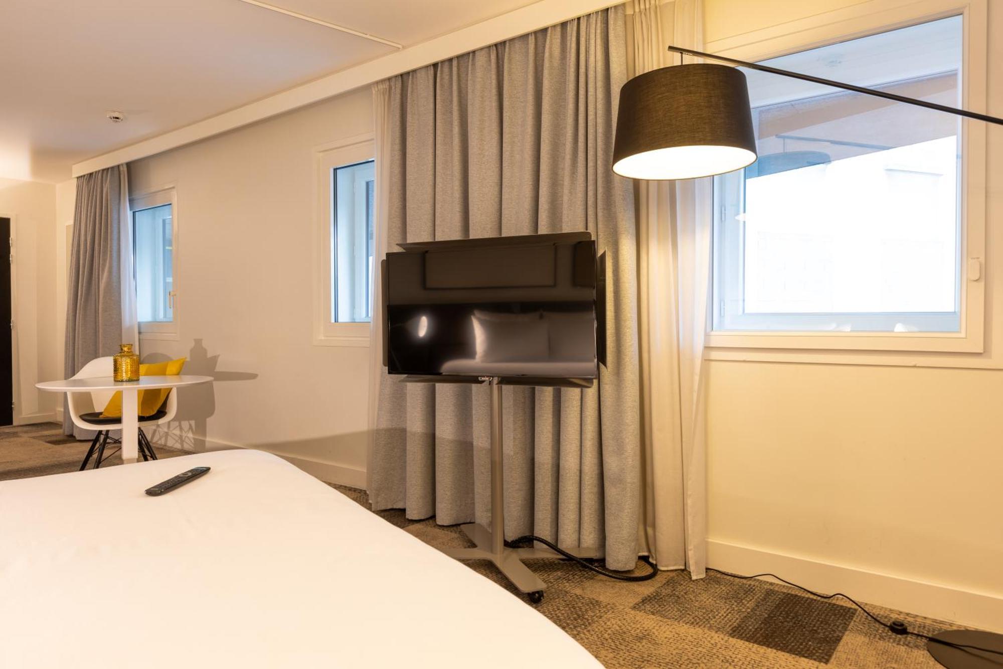 Suite Superior con cama grande y sofá