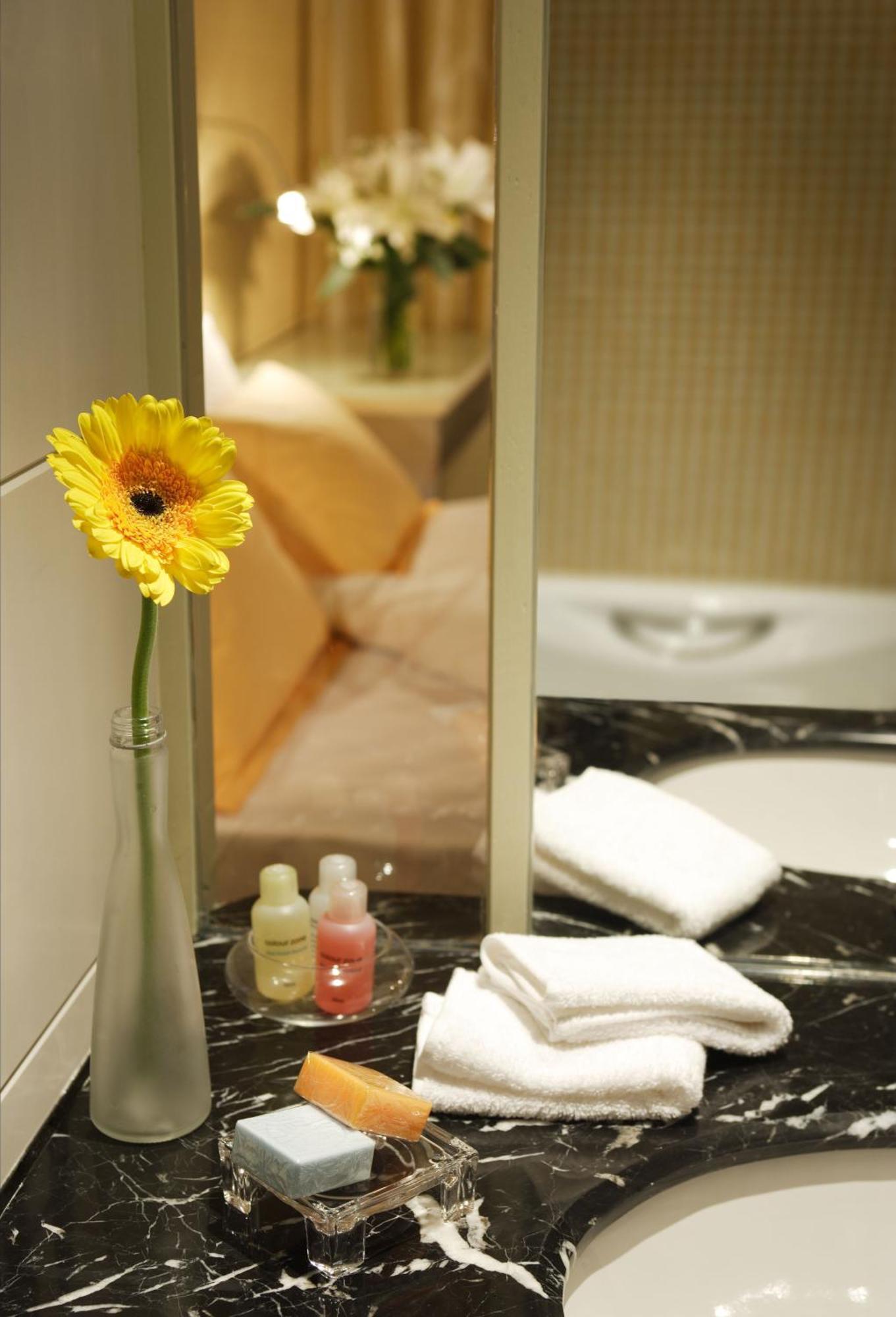 Standard Queen or Twin Room