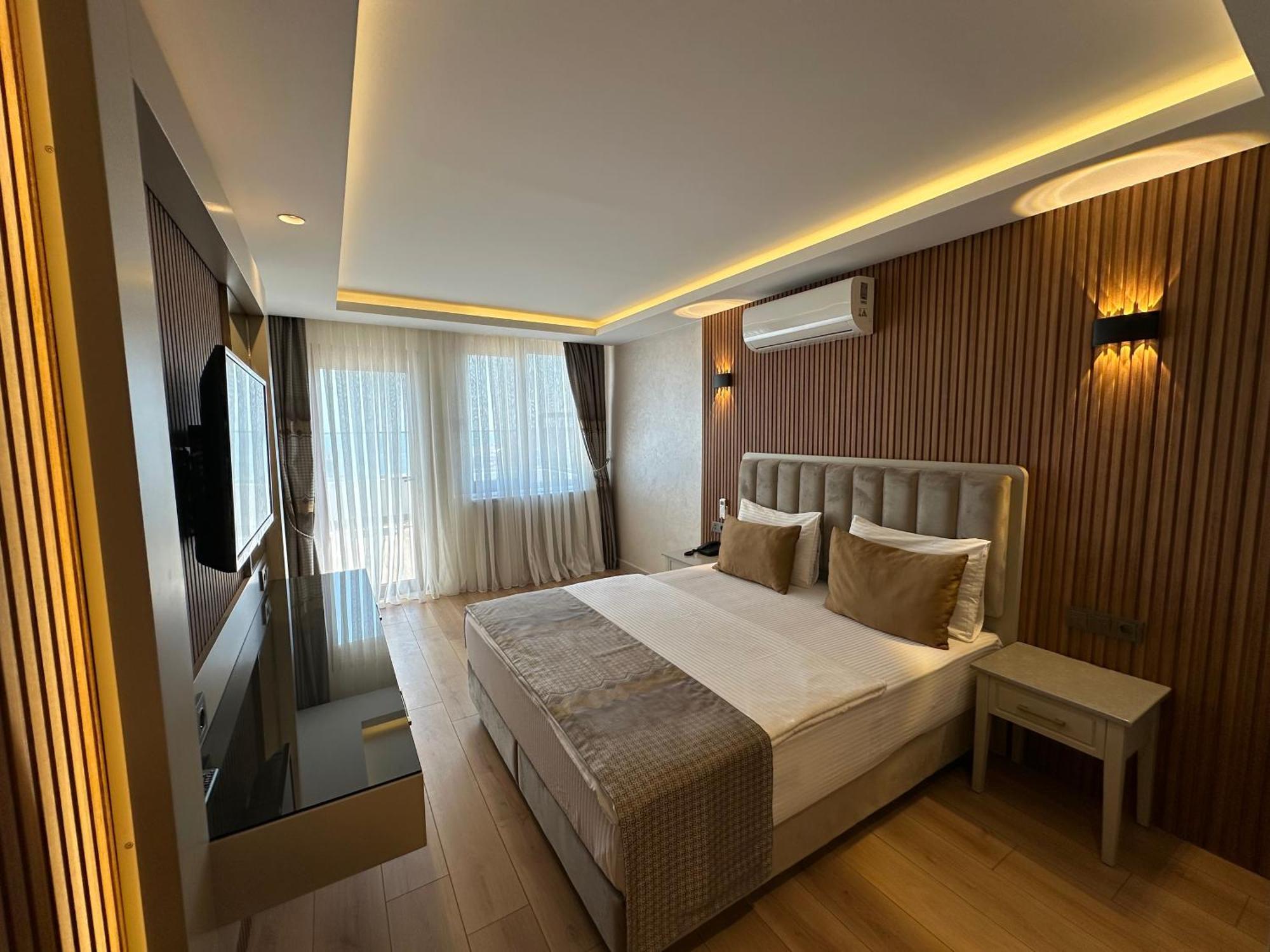 Deluxe tweepersoonskamer met balkon en uitzicht op zee
