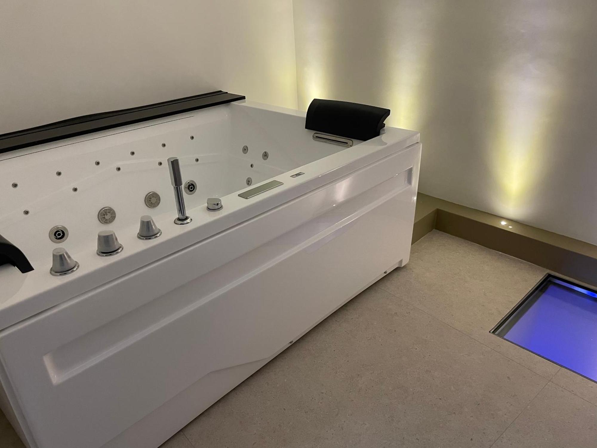 Queen Room Spa Bath