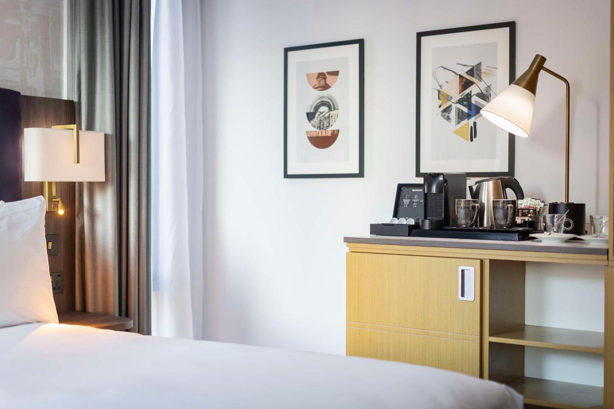 Deluxe Corner King Room