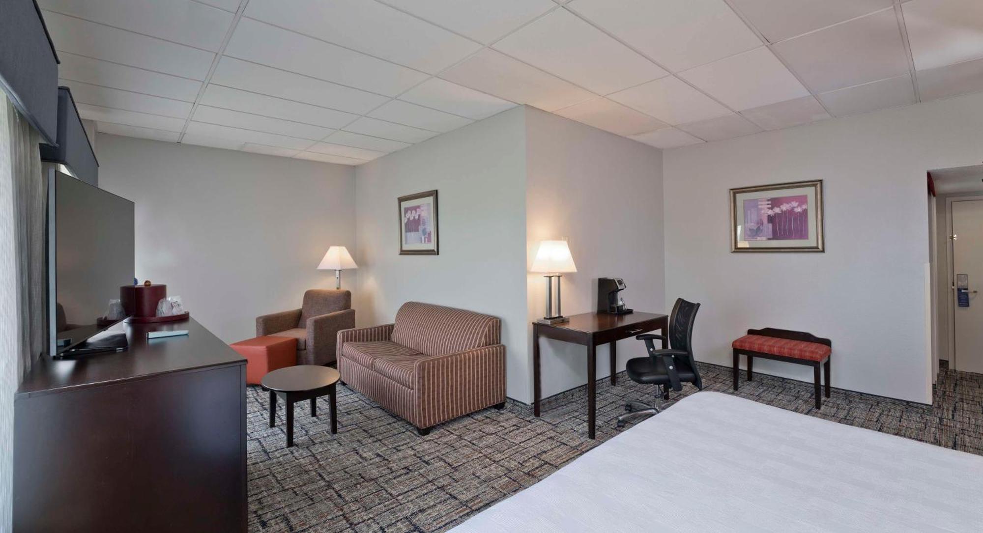 Queen Suite with Two Queen Beds and Sofa Bed - Non-Smoking,1609309169:JPEG