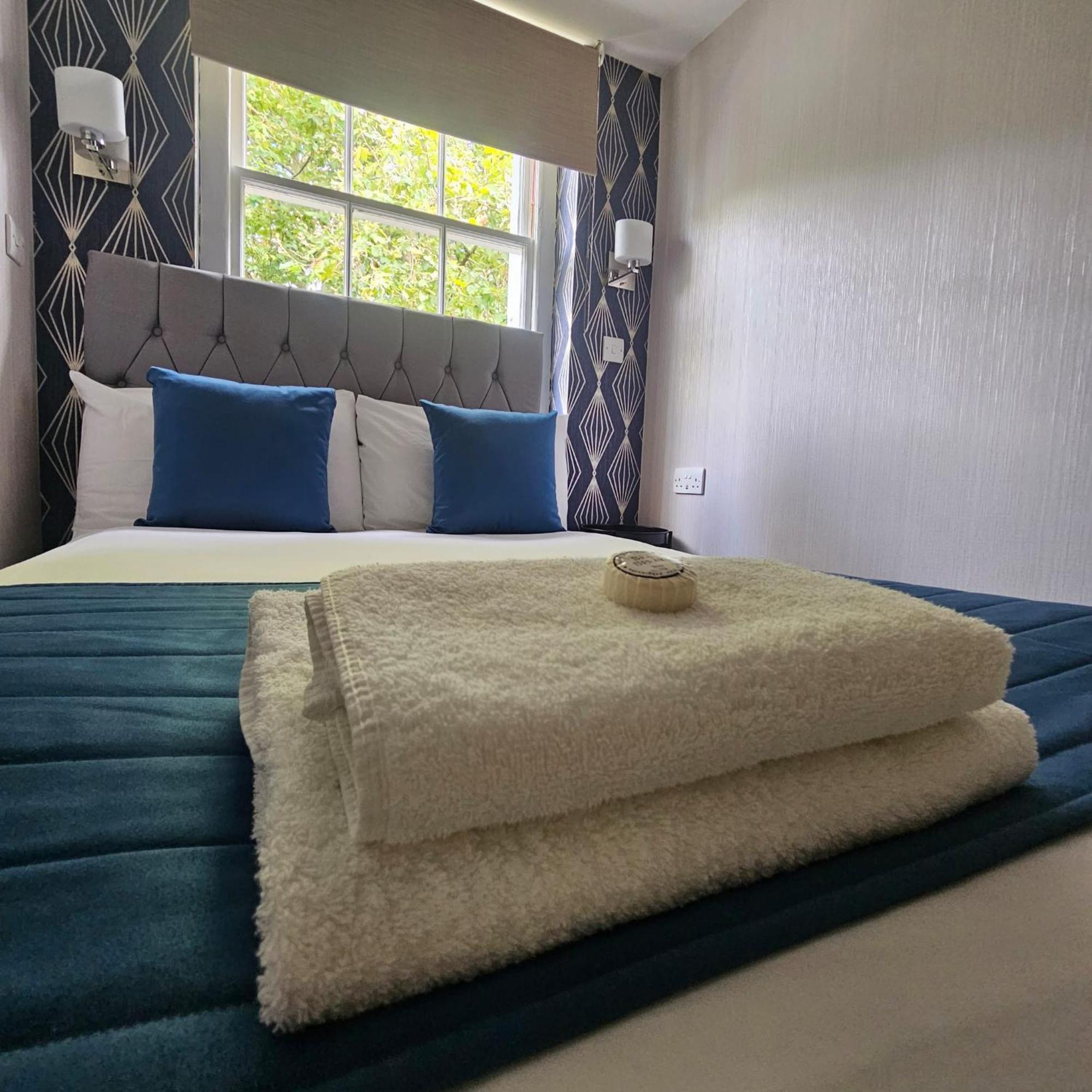 Small Double Room Ensuite Top Floor