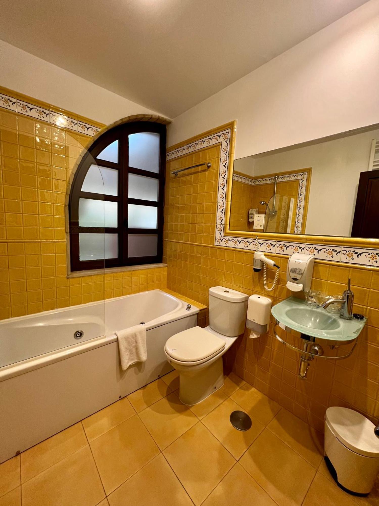 Habitación Doble con bañera de hidromasaje y balcón