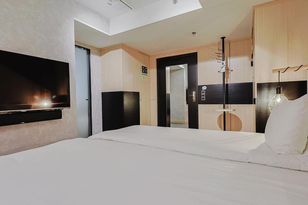 Queen Room without Window