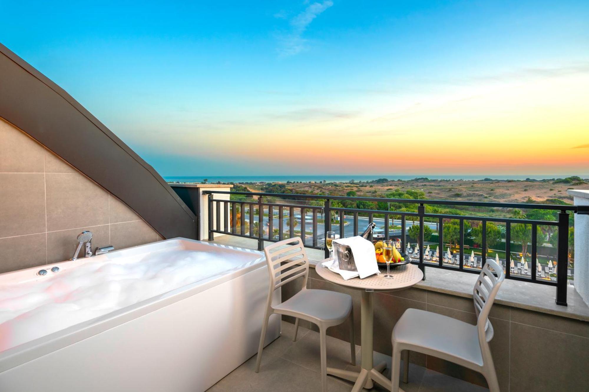 Jacuzzi-Zimmer mit Meerblick