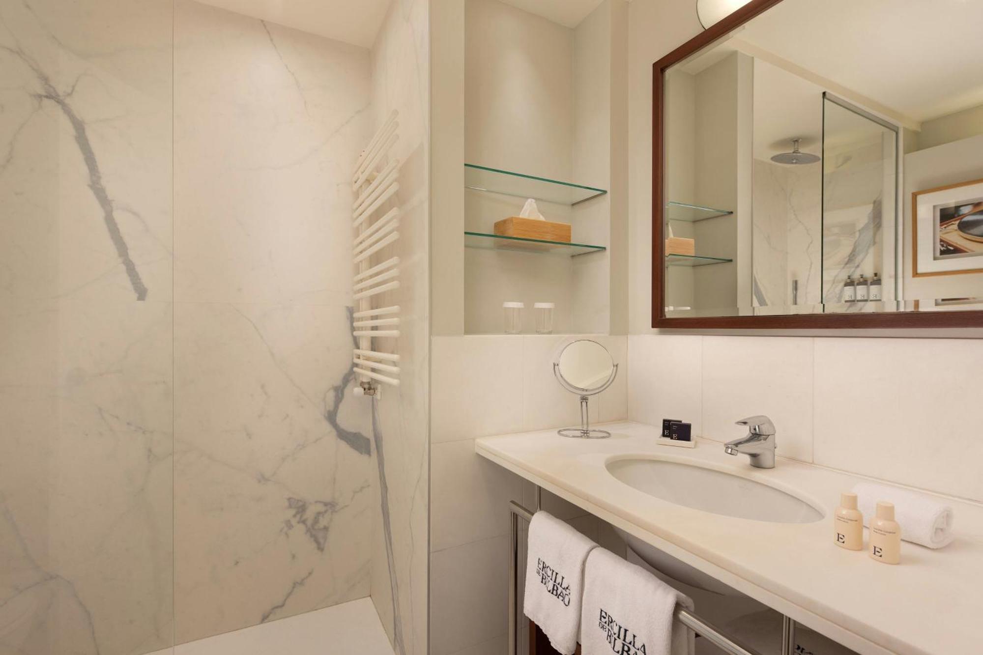 Habitación con cama doble