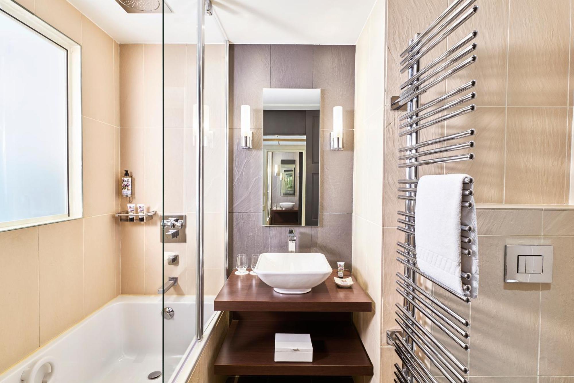 Deluxe Zimmer mit Stadtblick und Terrasse