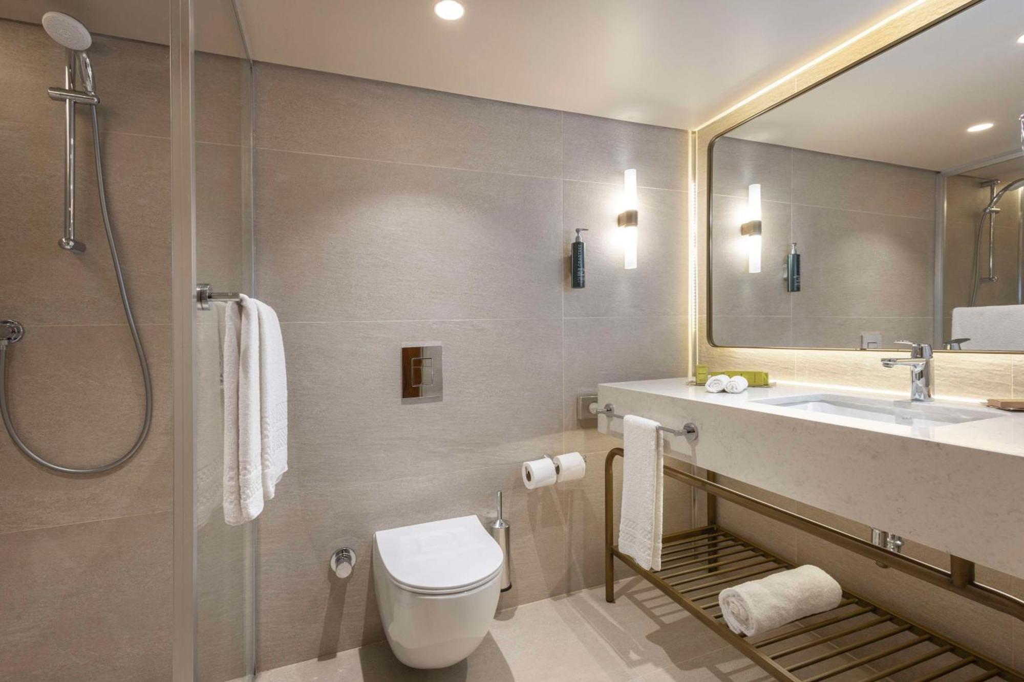 Executive Zimmer mit Kingsize-Bett und Meerblick