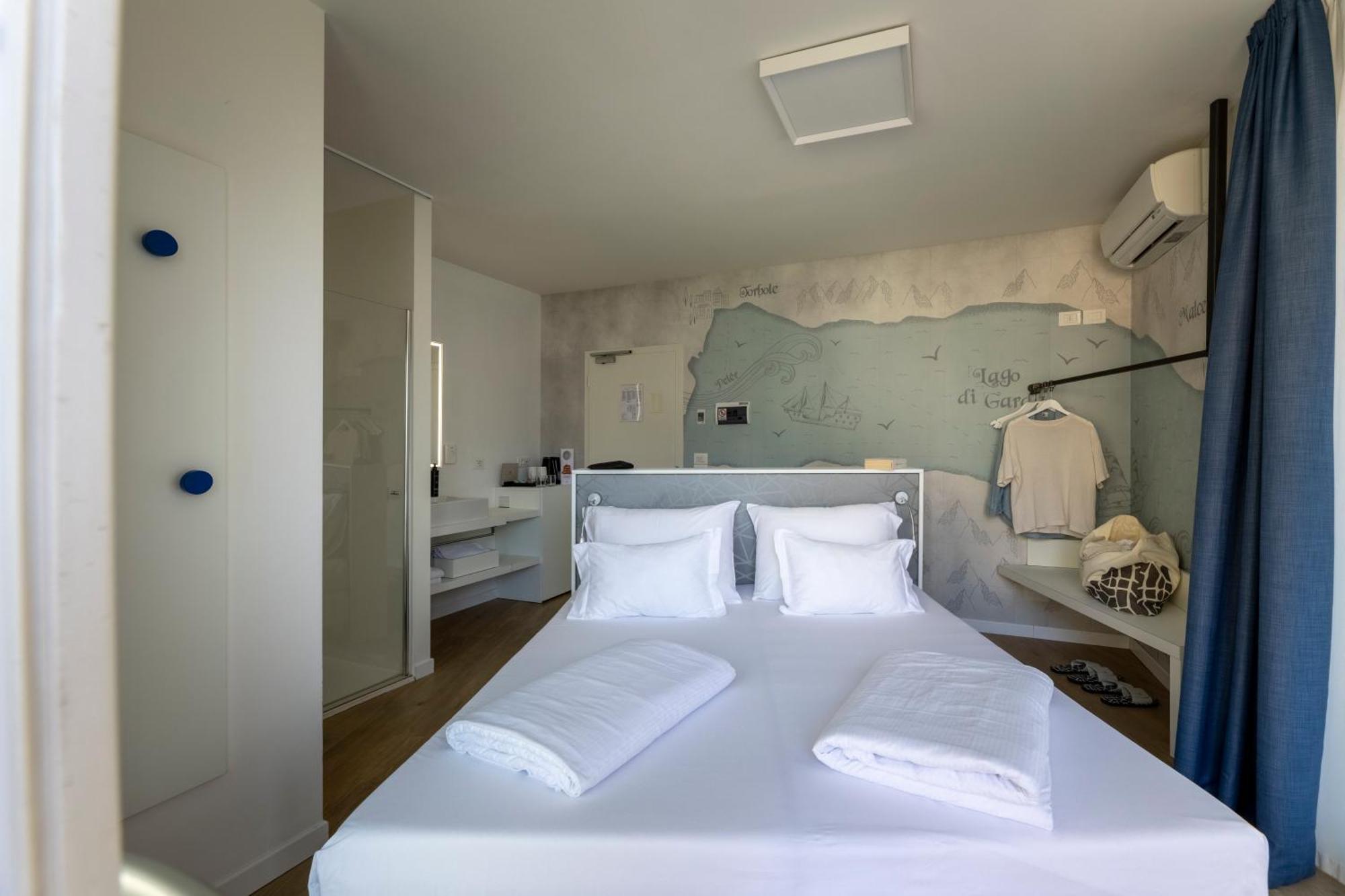 Queen Room Terrace Lake View
