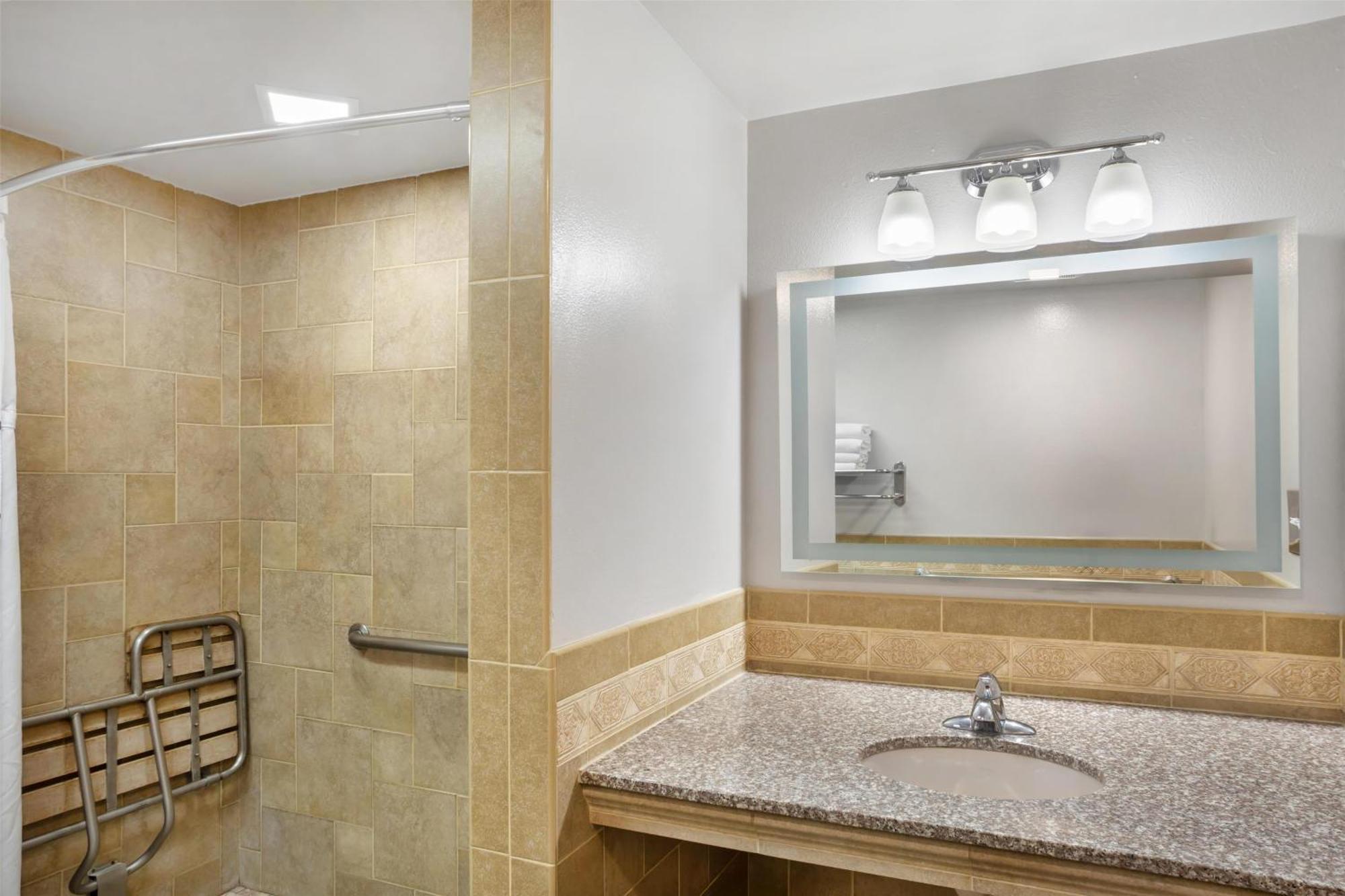 Chambre 2 Lits Queen-Size avec Douche Accessible en Fauteuil Roulant - Accessible aux Personnes à Mobilité Réduite - Non-Fumeurs